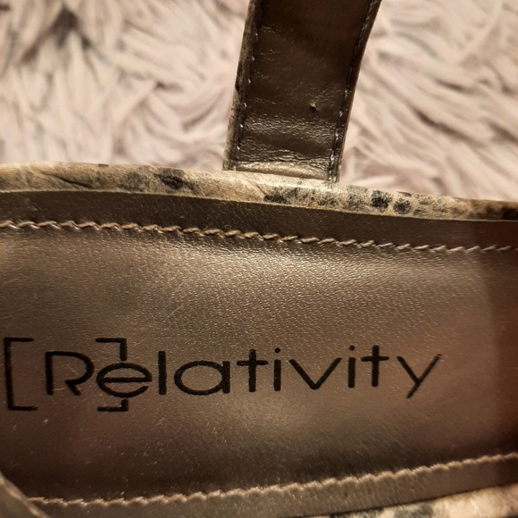 Relativity Willow Grey Snake Skin Sandals Size 8M - Picture 3 of 10